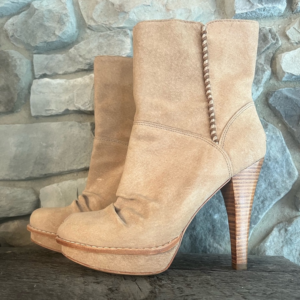 Rare UGG tan heel boot